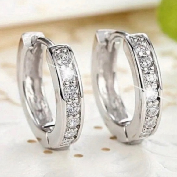 Elegant Silver Small Hoop Earrings Zirconia Stones New in a Black box Gift idea - Picture 8 of 8